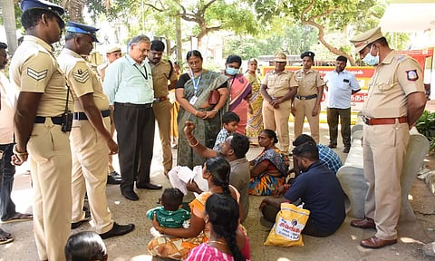 கர்ப்பிணிக்கு தவறான சிகிச்சையில் நஷ்ட ஈடு கேட்டு இரண்டாம் நாளாக தர்ணாவில் ஈடுபடும் பெண் மற்றும் அவரது உறவினர்களை படத்தில் காணலாம்.