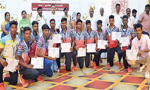 வெற்றி பெற்றவர்களுக்கு சான்றிதழ்களை கலெக்டர் ரவிச்சந்திரன் வழங்கிய போது எடுத்த படம்.