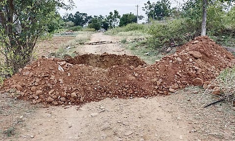  பச்சியப்பன் கொட்டாய் கிராமத்தில் சாலைகள், ஒகேனக்கல் கூட்டு குடிநீர் திட்ட பைப் லைன் உள்ளிட்டவை துண்டிக்கபட்டுள்ளதை படத்தில் காணலாம்.