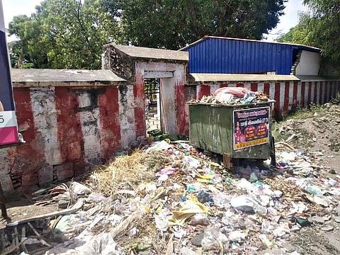 அன்னதான கூடம் காம்பவுண்டு பகுதியில் மலைபோல் தேங்கியிருக்கும் குப்பைகள்.