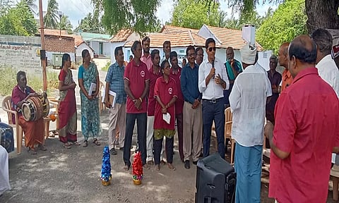 குப்பிச்சிபாளையம் ஊராட்சியில் நடந்த வேளாண்மை துறை விழிப்புணர்வு கலை நிகழ்ச்சியில் கூடுதல் கலெக்டர் நரேன்வீர் மணீஸ் சங்கராவ் பேசிய காட்சி.