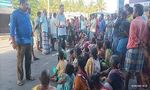 சாலை மறியல் போராட்டத்தில் ஈடுபட்ட பொதுமக்கள்.