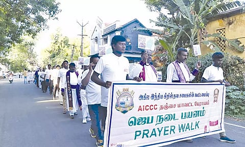 தஞ்சை மிஷனரி தெருவில் அமைதி திரும்ப வேண்டி ஜெப நடை பயணம் நடந்தது.