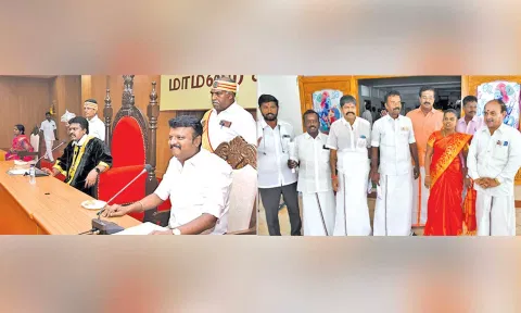 தஞ்சை மாநகராட்சி கூட்டத்தில் மேயர் சண் ராமநாதன் பேசினார். மாநகராட்சி கூட்டத்திலிருந்து எதிர்க்கட்சித் தலைவர் மணிகண்டன் தலைமையில் வெளிநடப்பு செய்த கவுன்சிலர்கள்.
