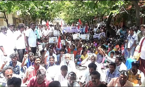 படிக்க முடியாமல் மாணவி தற்கொலை- சாதி சான்று கேட்டு பொதுமக்கள் காத்திருப்பு போராட்டம்