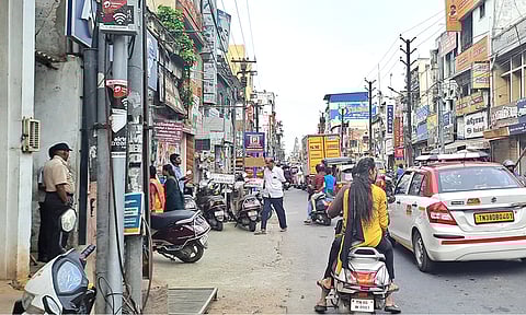 கோவை ராஜவீதியில் ஒரு பக்க பார்க்கிங் முறை அமல்படுத்தினால் போக்குவரத்து நெருக்கடி குறையும்