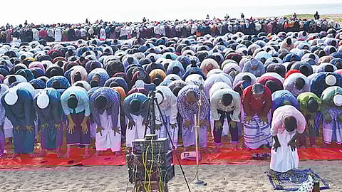 காயல்பட்டினம் கடற்கரையில் தமிழ்நாடு தவ்ஹீத் ஜமாஅத் சார்பில் சிறப்பு தொழுகை நடந்த போது எடுத்த படம்.