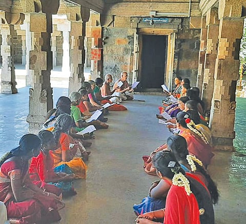கள்ளப்பிரான் கோவிலில் மழை வேண்டி பெண்கள், அர்ச்சகர்கள் பிரார்த்தனை செய்த போது எடுத்தபடம்.