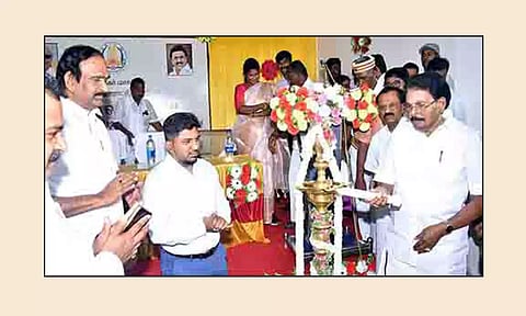 புதிய ஊராட்சி ஒன்றிய அலுவலகத்தில் அமைச்சர் சாத்தூர் ராமச்சந்திரன் குத்துவிளக்கு ஏற்றினார்.