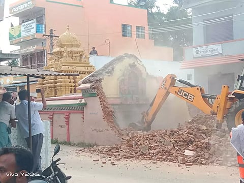 300 ஆண்டு பழமையான கோவில் இடிப்பு