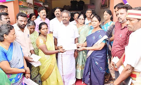 தருமபுரி நகர் பூமாலை வணிக வளாக கடை ஒதுக்கீட்டுக்கான ஆணைகளை மகளிர் சுய உதவிக்குழுக்களுக்கு கலெக்டர் சாந்தி வழங்கினார். அருகில் தருமபுரி சட்டமன்ற உறுப்பினர் எஸ்.பி.வெங்கடேஷ்வரன், நகர்மன்றத் தலைவர் லட்சுமி உள்பட பலர் உள்னர். 