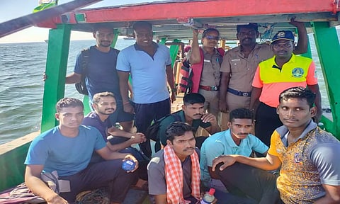 சாகர் கவாச் பாதுகாப்பு ஒத்திகையையொட்டி தீவிரவாதிகள் போல் கடலூருக்குள் ஊடுருவிய 7 பேரை போலீசார் பிடித்து படகில் அழைத்து வந்த காட்சி.