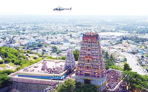 ஹெலிகாப்டர் மூலம் ராஜகோபுரம் மீது பூக்கள் தூவப்பட்ட காட்சி.