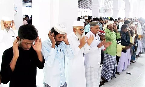 இஸ்லாமியர்கள் சிறப்பு தொழுகையில் கலந்து கொண்டனர். 