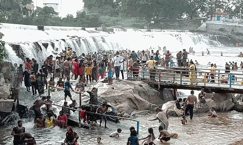 கொடிவேரி அணையில் குவிந்த பொதுமக்கள்