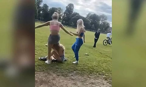 இங்கிலாந்து பூங்காவில் சிறுமியை சரமாரியாக தாக்கிய 2 பெண்கள்