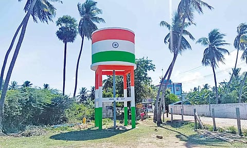 நீர்த்தேக்க தொட்டியை பராமரித்து தேசியக்கொடி போன்று வர்ணம் பூசிய ஊராட்சி தலைவர்- பாராட்டு குவிகிறது