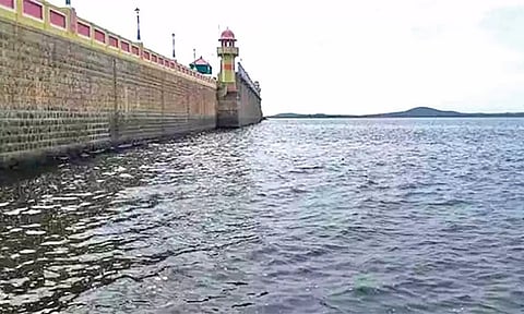 குறைந்து வரும் பவானிசாகர் அணையின் தோற்றம்.