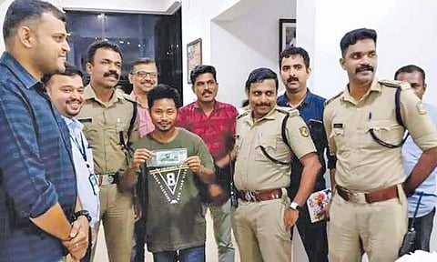 ரூ.1 கோடி பரிசு பெற்ற வடமாநில தொழிலாளி- கும்பலாக ஓடிவந்ததால் மிரண்டு போன போலீசார்