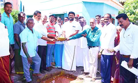 நலத்திட்ட பணிகளை செந்தில்குமார் எம்.எல்.ஏ. தொடங்கி வைத்த காட்சி.