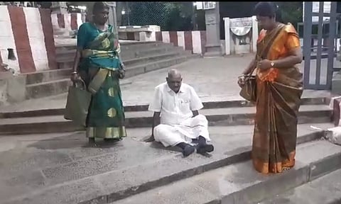 முதியவர் தவழ்ந்து சென்ற காட்சி.