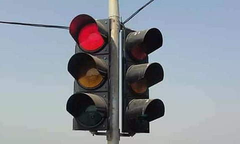 பல்லாவரம் மேம்பாலம் அருகே சிக்னல் அமைக்காததால் ஆபத்தான முறையில் சாலையை கடக்கும் வாகன ஓட்டிகள், பொதுமக்கள்