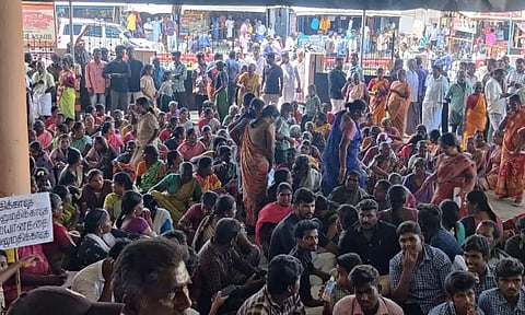 நம்பியூர் பேரூராட்சி அலுவலகத்தை முற்றுகையிட்ட பொதுமக்கள்.