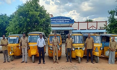 சிதம்பரம் பகுதியில் தகுதி சான்று, காப்பு சான்று இல்லாமல் சிறைபிடிக்கப்பட்ட வாகனங்களுடன் வட்டாரப் போக்குவரத்து அலுவலர் அருணாச்சலம், மோட்டார் வாகன ஆய்வாளர் விமலா உள்ளனர்.