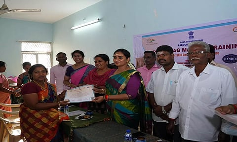 பயிற்சியினை நிறைவு செய்த பயனாளிகளுக்கு, அமைச்சர் சந்திரபிரியங்கா சான்றிதழ் வழங்கினார்.