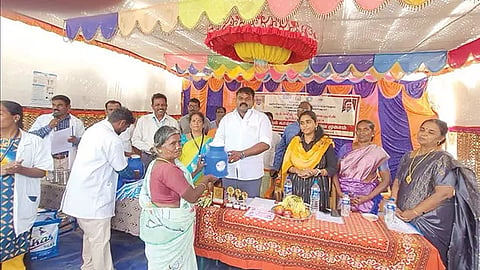 முகாமில் விவசாயிகளுக்கு பரிசுகளை ராஜா எம்.எல்.ஏ. வழங்கிய காட்சி.