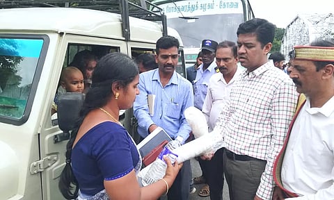 குன்னூர் சோதனைச்சாவடியில் பிளாஸ்டிக் பொருள்களை பறிமுதல் செய்த கலெக்டர்