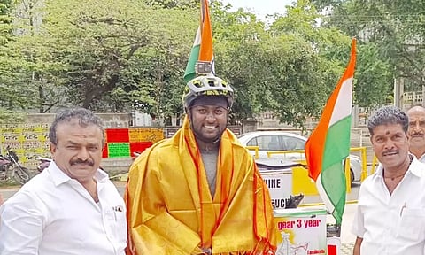 பொள்ளாச்சி இளைஞர் 34,000 கி.மீ. சைக்கிள் பயணம்