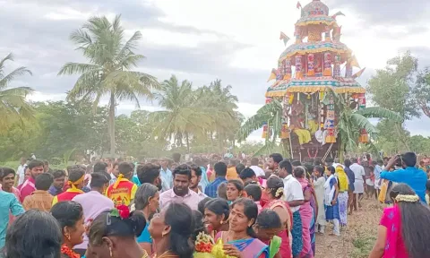  பக்தர்கள் தேரை வடம் பிடித்து இழுத்து சென்ற காட்சி.