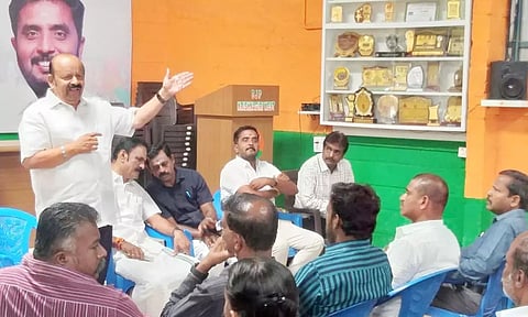  கூட்டத்தில் முன்னாள் எம்.பி.நரசிம்மன் பேசியபோது எடுத்த படம்.