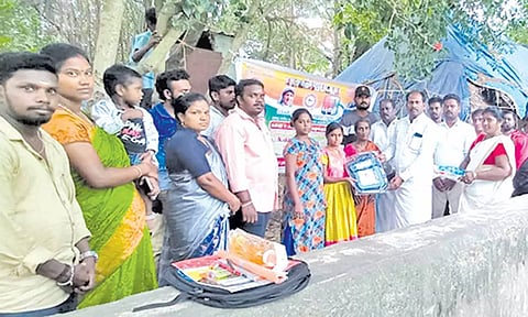 மாணவர்களுக்கு கல்வி உபகரணங்கள் வழங்கப்பட்டது.