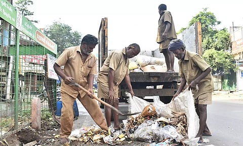 ஈரோடு மாநகராட்சி பகுதிகளில் தேங்கியுள்ள குப்பைகளை அகற்றிய தூய்மை பணியாளர்கள்