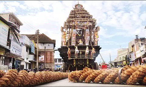 சுவாமி தேருக்கு வடம் மற்றும் பொம்மைகளை கட்டி அலங்காரம் செய்யும் பணி நடந்தபோது எடுத்த படம்.