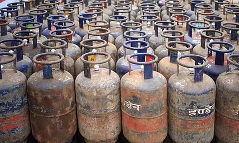 வர்த்தக சிலிண்டர் விலை 8 ரூபாய் உயர்ந்தது- ரூ.1945-க்கு விற்பனை