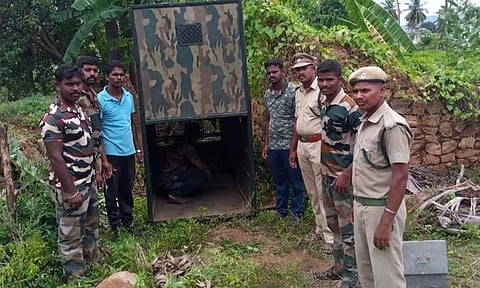சென்னம்பட்டி வனத்துறையினர் சிறுத்தையை பிடிக்க கூண்டு வைத்தபோது எடுத்த படம்.