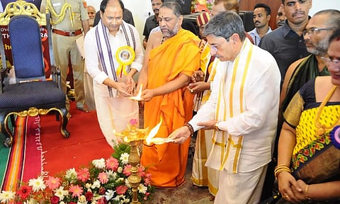 சென்னை திருவல்லிக்கேணி ராகவேந்திரா மடத்தின் 50-வது ஆண்டுவிழாவை கவர்னர் ஆர்.என்.ரவி குத்துவிளக்கு ஏற்றி தொடங்கி வைத்தார்.