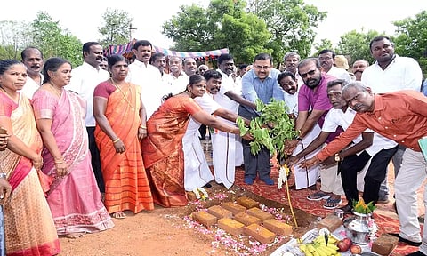 கட்டுமான பணிகளை கலெக்டர் ரவிச்சந்திரன், தெற்கு மாவட்ட தி.மு.க. செயலாளர் சிவபத்மநாதன், பழனிநாடார் எம்.எல்.ஏ. ஆகியோர் மரக்கன்று நட்டு தொடங்கி வைத்த காட்சி.