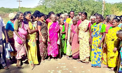 அடிப்படை வசதி இல்லாததால் ரேசன் அட்டைகளை சாலையில் வீசி போராட்டம்