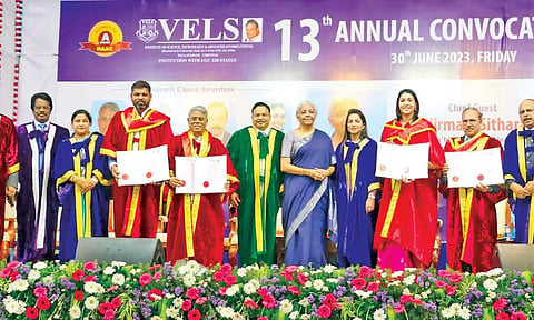 வேல்ஸ் பல்கலை கழக பட்டமளிப்பு விழா: மாணவர்களுக்கு பட்டங்களை வழங்கினார் மத்திய மந்திரி நிர்மலா சீதாராமன்