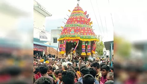 மன்னாயக்கன்பட்டி கிராமத்தில் வெள்ளிக்கிழமை நடைபெற்ற மாரியம்மன் தேரோட்டம்.