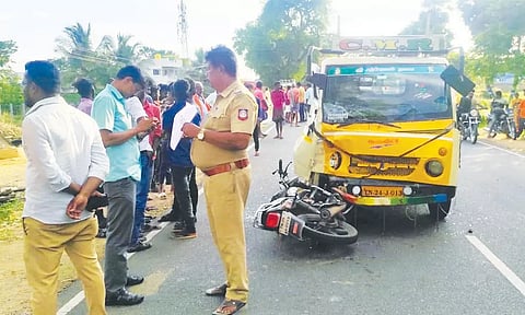 விபத்தில் சிக்கிய சரக்குவாகனம்-இருசக்கர வாகனத்தை படத்தில் காணலாம்.