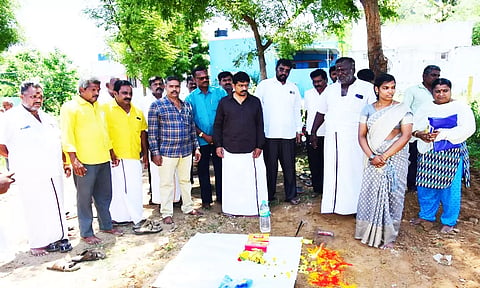 சாலை அமைக்க அடிக்கல் நாட்டு விழா
