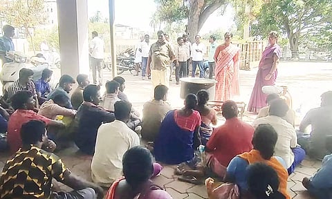 உள்ளிருப்பு போராட்டத்தில் ஈடுபட்ட துப்புரவு தொழிலாளர்கள்.