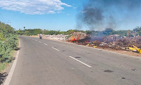 சாலையோரம் குப்பைகள் எரிக்கப்படுகிறது.