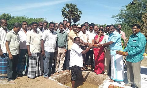 மேல்நிலை நீர் தேக்க தொட்டி கட்டும் பணியை அங்காளன் எம்.எல்.ஏ. பூமி பூஜை செய்து தொடங்கி வைத்த காட்சி.