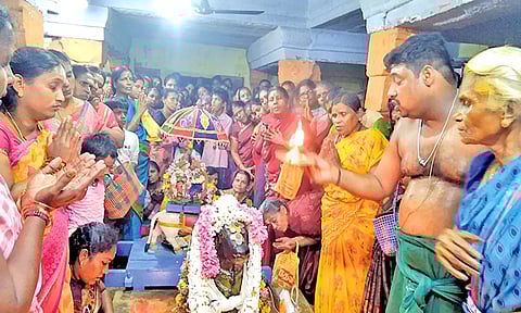 சிவகிரி மீனாட்சி அம்மன் கோவிலில் ஆனி சனி பிரதோஷ பூஜை நடைபெற்ற போது எடுத்த படம்.